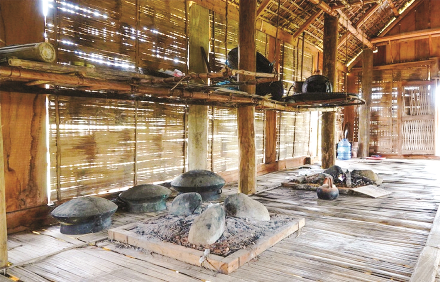 Khu Bảo tồn và phát huy giá trị văn hóa Làng Teng, xã Ba Thành xuống cấp trầm trọng. Các vách ngăn, sàn nhà bằng tre, nứa của 3 nhà sàn truyền thống hầu hết đã bị mục. Khu Bảo tồn và phát huy giá trị văn hóa Làng Teng, xã Ba Thành xuống cấp trầm trọng. Các vách ngăn, sàn nhà bằng tre, nứa của 3 nhà sàn truyền thống hầu hết đã bị mục.