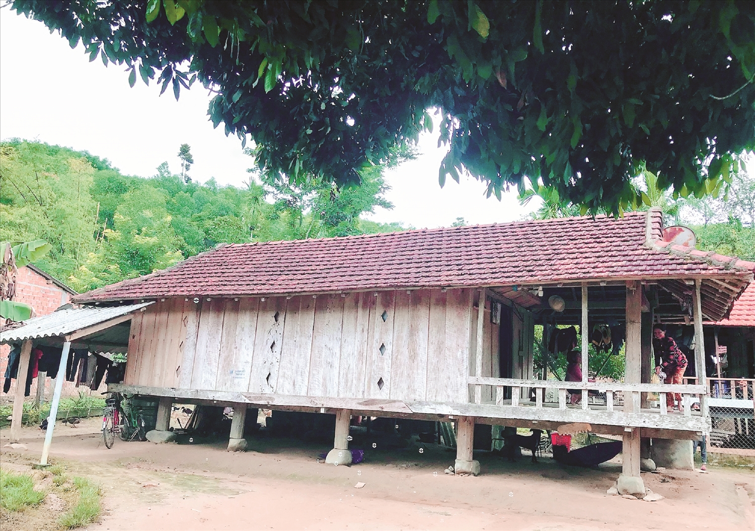 Nhiều nhà sàn của người Hrê đã “ngói hóa”. Nhiều nhà sàn của người Hrê đã “ngói hóa”.