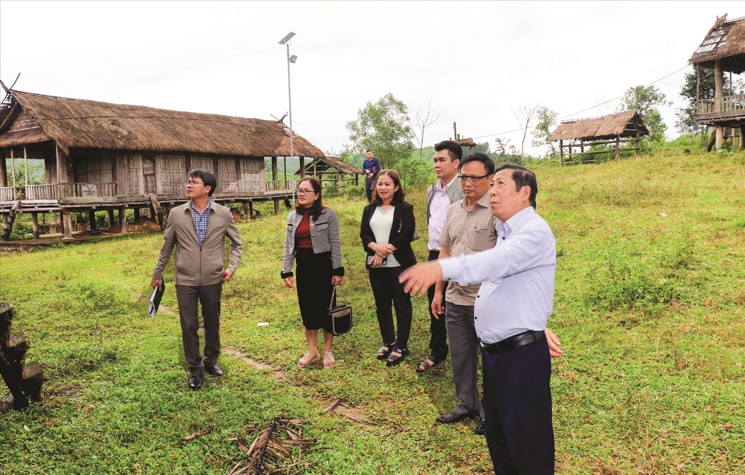 Lãnh đạo huyện Ba Tơ (Quảng Ngãi) kiểm tra tình trạng xuống cấp tại Khu Bảo tồn và phát huy giá trị văn hóa Làng Teng. Lãnh đạo huyện Ba Tơ (Quảng Ngãi) kiểm tra tình trạng xuống cấp tại Khu Bảo tồn và phát huy giá trị văn hóa Làng Teng.